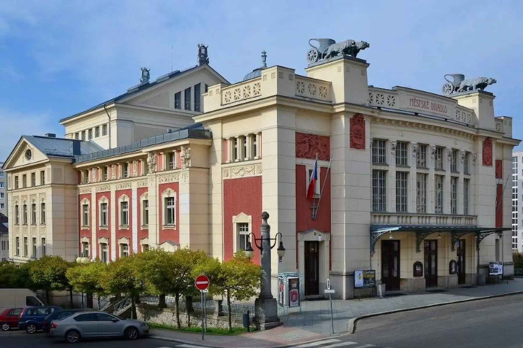 Jablonecké divadlo z venku